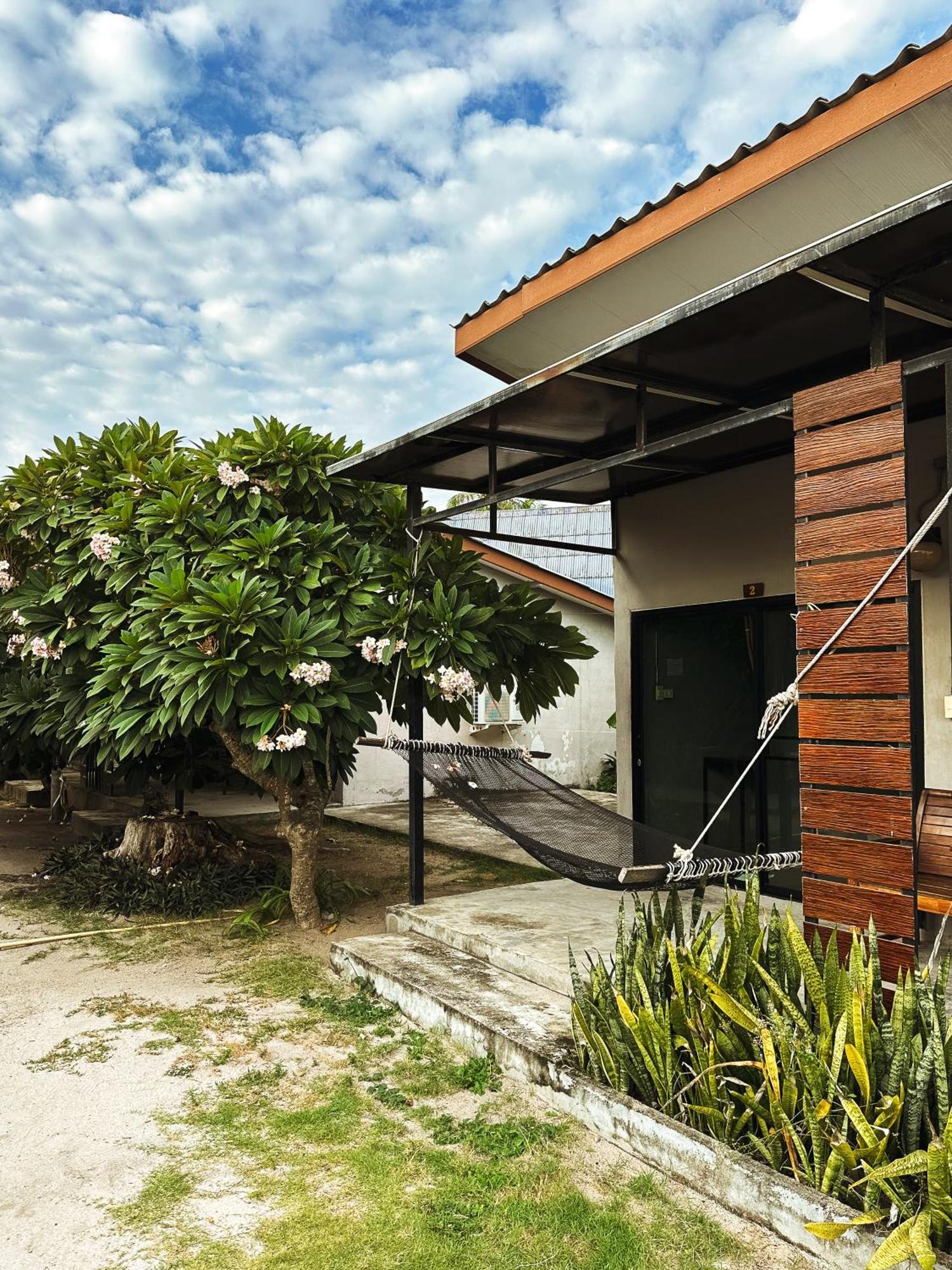 The Cosy Sunset Beach Resort & Restaurant Thongsala Exterior photo